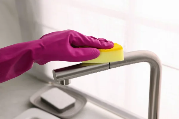 Eldivenli Kadın Mutfak Musluğunu Süngerle Temizliyor — Stok fotoğraf