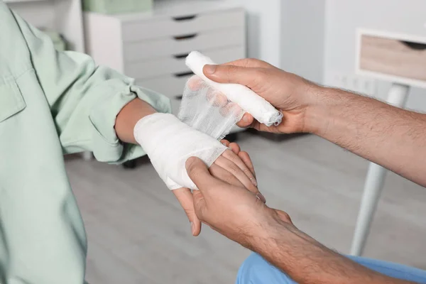Leger Som Påfører Bandasje Pasientens Hånd Sykehuset – stockfoto