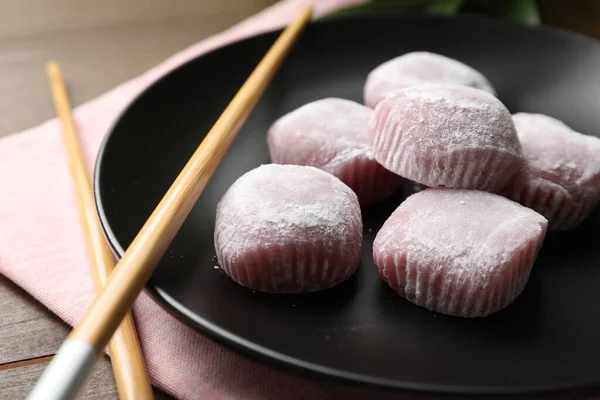 Piatto Nero Con Deliziosi Mochi Bacchette Sul Tavolo Legno Primo — Foto Stock