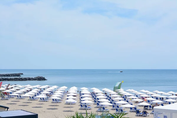 Hermosa Vista Playa Arena Con Sombrillas Tumbonas Día Soleado —  Fotos de Stock