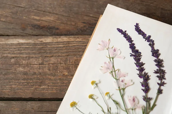 Ανοιχτό Βιβλίο Όμορφα Αποξηραμένα Λουλούδια Ξύλινο Τραπέζι Πάνω Όψη Χώρος — Φωτογραφία Αρχείου