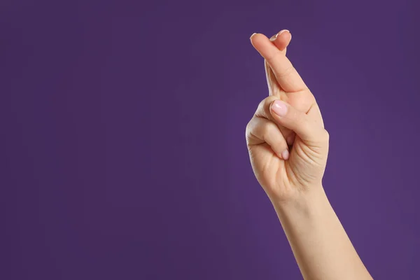 Kobieta Trzymająca Kciuki Fioletowym Tle Zbliżenie Miejscem Tekst Powodzenia Przesądy — Zdjęcie stockowe