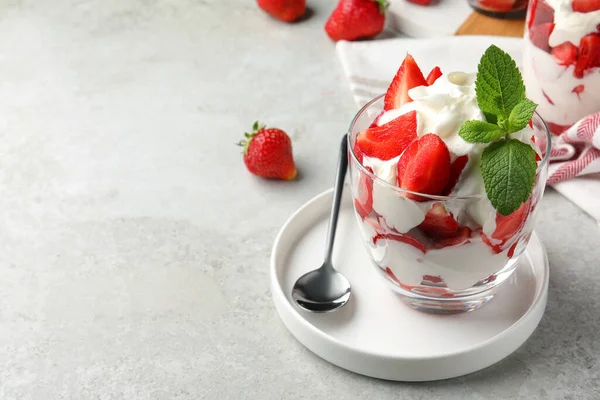 Deliciosas Fresas Con Crema Batida Servidas Sobre Una Mesa Gris — Foto de Stock