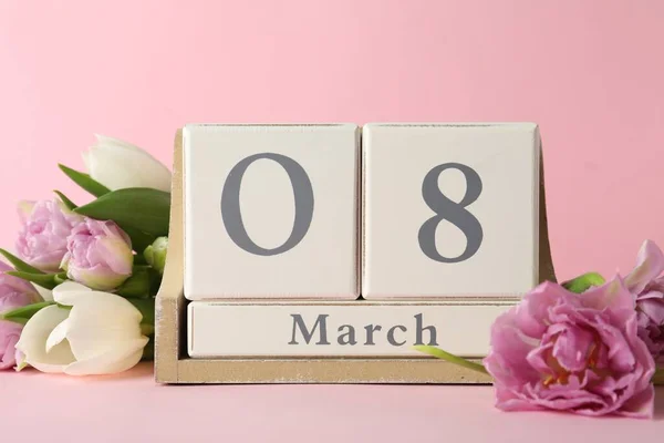 Houten Blokkenkalender Met Datum Maart Tulpen Roze Achtergrond Internationale Vrouwendag — Stockfoto