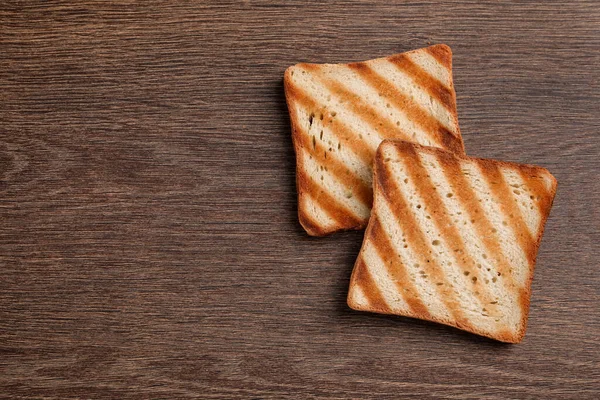 Ahşap Masanın Üstünde Nefis Kızarmış Ekmek Dilimleri Üst Manzara Metin — Stok fotoğraf