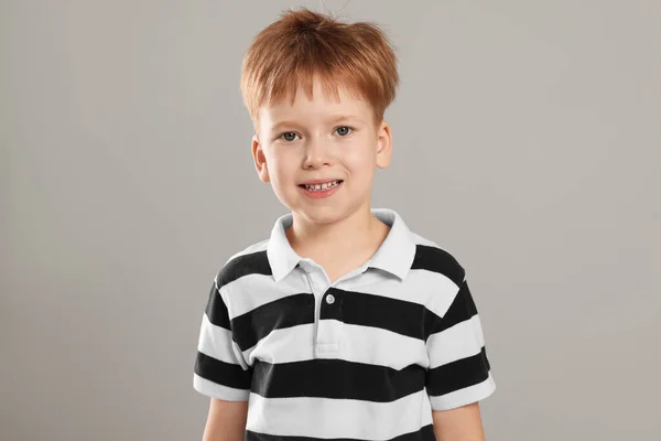 ライトグレーの背景にかわいい男の子の肖像画 — ストック写真