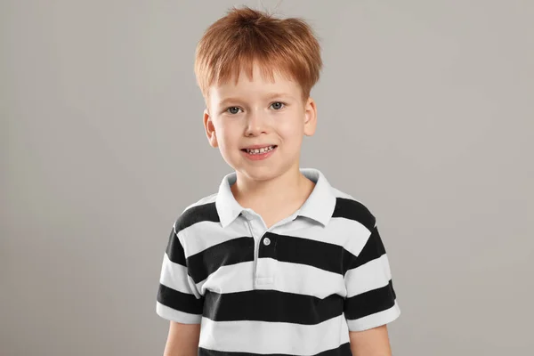 Retrato Lindo Niño Sobre Fondo Gris Claro —  Fotos de Stock