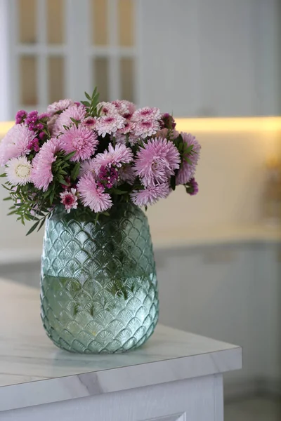 Mutfaktaki Masada Güzel Kasımpatı Çiçekleri Olan Vazo Tasarım — Stok fotoğraf