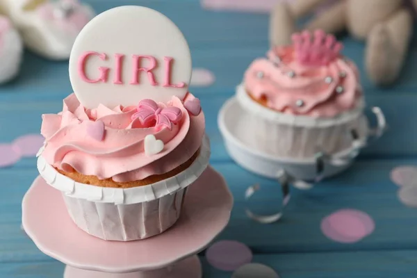 Läcker Cupcake Med Rosa Grädde Och Flicka Topper För Baby — Stockfoto