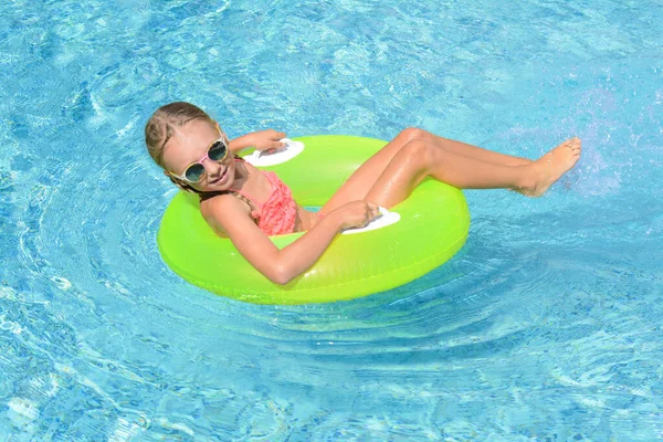Schattig Klein Meisje Met Opblaasbare Ring Het Zwembad Zonnige Dag — Stockfoto