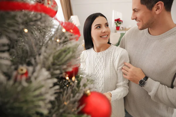 Happy Couple Decorating Christmas Tree Home — Stock Photo, Image