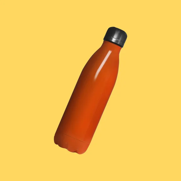 Orange Sport Wasserflasche Auf Gelbem Hintergrund — Stockfoto