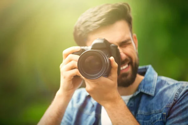 Fotografer Mengambil Foto Dengan Kamera Profesional Taman — Stok Foto