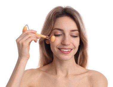 Beyaz arka planda doğal yeşim taşı kullanan genç bir kadın.