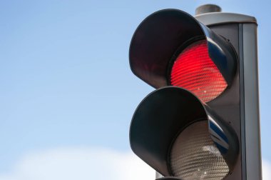Mavi gökyüzüne karşı trafik ışığı, yakın çekim. Metin için boşluk