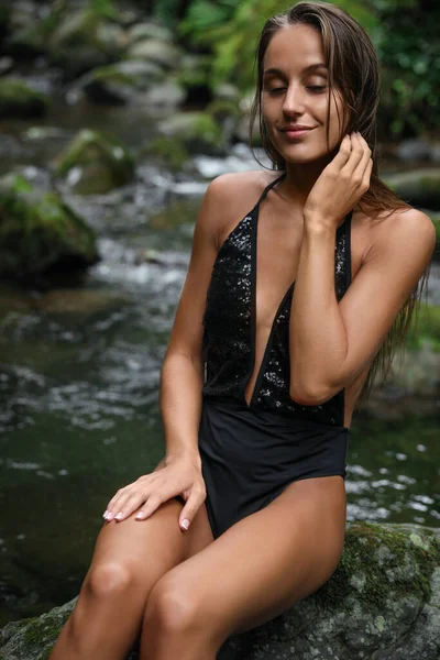 美しい若い女性は山の川の近くの岩の上でリラックス屋外 — ストック写真