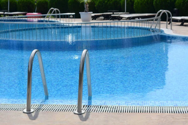 Piscine Extérieure Avec Échelle Mains Courantes Jour Ensoleillé Espace Pour — Photo