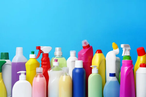 Πολλά Μπουκάλια Διαφορετικών Απορρυπαντικών Ανοιχτό Μπλε Φόντο Είδη Καθαρισμού — Φωτογραφία Αρχείου
