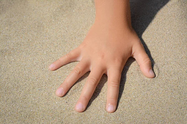 Criança Deixando Impressão Mão Areia Livre Close Conceito Tempo Fugaz — Fotografia de Stock