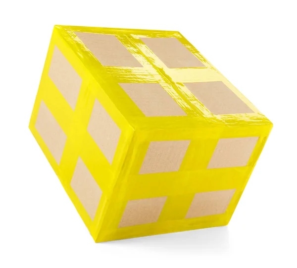 Beyaz Arkaplanda Sarı Bantlı Karton Paket Kutusu — Stok fotoğraf