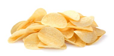 Beyaz arka planda bir yığın lezzetli patates cipsi.