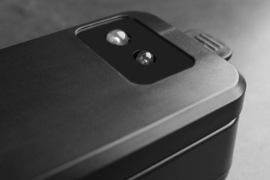 Gri masaya vakum paketi yapmak için mühür, yakın plan.