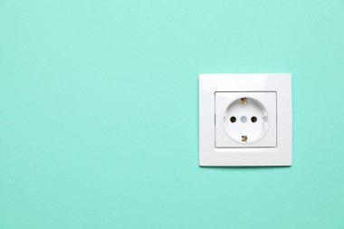 Turkuaz duvarda güç prizi, metin için boşluk. Elektrik arzı