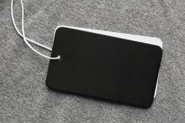 Gri kumaş, üst görünüm üzerine metin için boşluk içeren karton etiketler