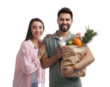 Beyaz arka planda alışveriş yapan genç bir çift.