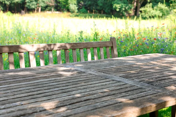 Empty Wooden Table Bench Sunny Day Garden — Stockfoto