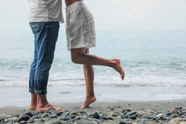 Pareja Joven Playa Cerca Del Mar Primer Plano Espacio Para — Foto de Stock