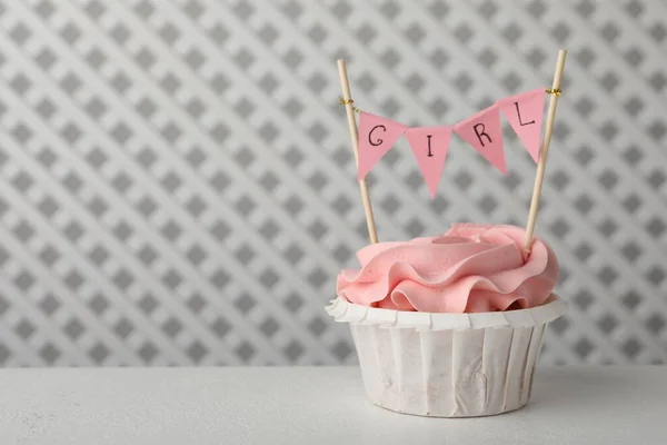 Heerlijke Cupcake Met Roze Crème Girl Topper Witte Tafel Ruimte — Stockfoto