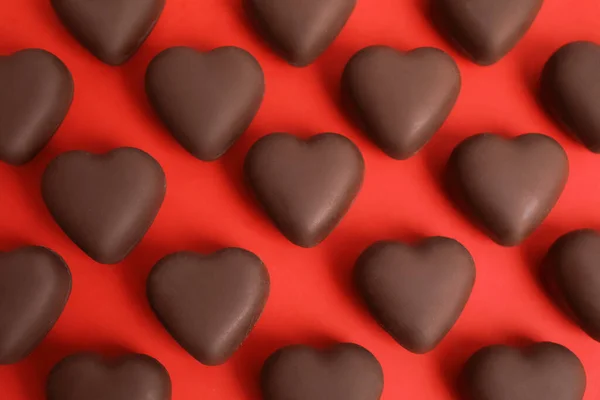 Saborosos Doces Chocolate Forma Coração Fundo Vermelho Flat Lay Feliz — Fotografia de Stock