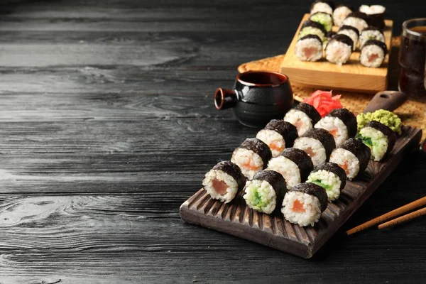Chutné Sushi Rolky Podávané Černém Dřevěném Stole Mezera Pro Text — Stock fotografie