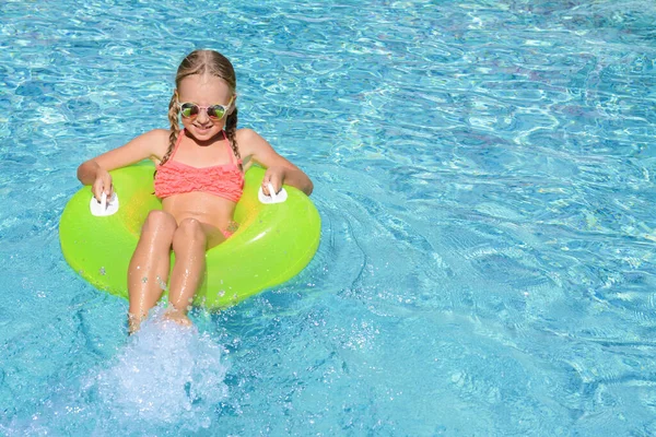 Leuk Klein Meisje Met Opblaasbare Ring Het Zwembad Zonnige Dag — Stockfoto