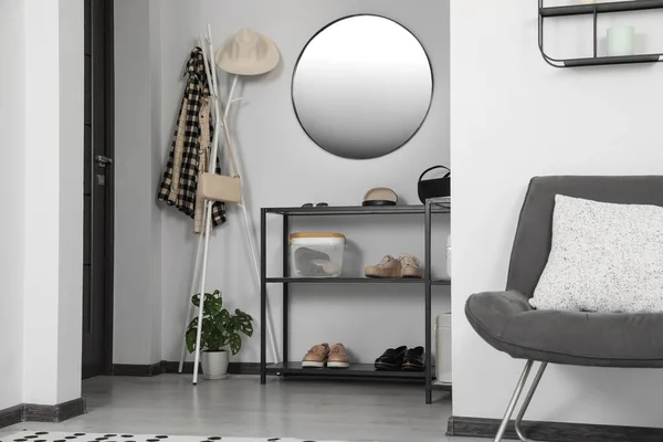 Flurinnenausstattung Mit Stilvollen Möbeln Und Rundem Spiegel Der Lichtwand — Stockfoto