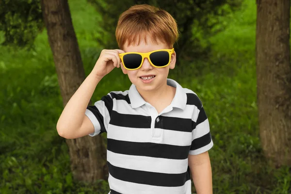 公园里戴太阳镜的小男孩真可爱 — 图库照片