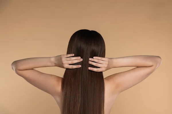 Mujer Joven Con Cabello Fuerte Saludable Sobre Fondo Beige Vista — Foto de Stock