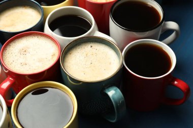 Mavi masada bir sürü farklı kahve içecekleri var.