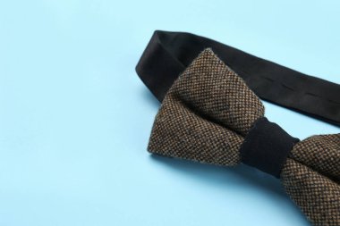 Açık mavi arka planda şık bir papyon, yakın plan. Metin için boşluk