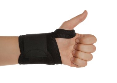 Eli bandajlı kadın beyaz arka planda baş parmağını gösteriyor, yakın plan.