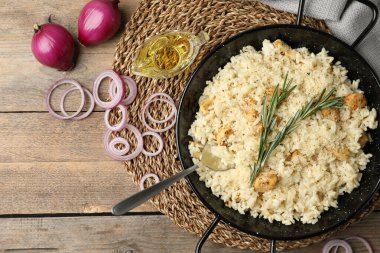 Tahta masada servis edilen leziz tavuklu risotto.