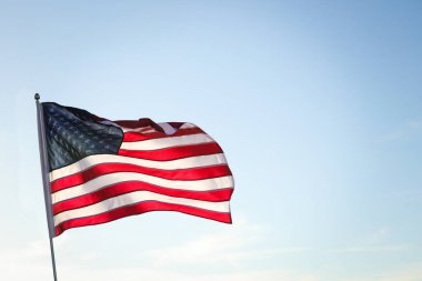 Güneşli bir günde Amerikan bayrağı dalgalanıyor.