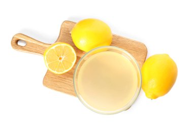 Beyaz arka planda taze sıkılmış meyve suyu ve limonlar.