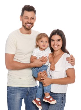 Beyaz arka planda günlük giysiler içinde mutlu şirin bir aile.