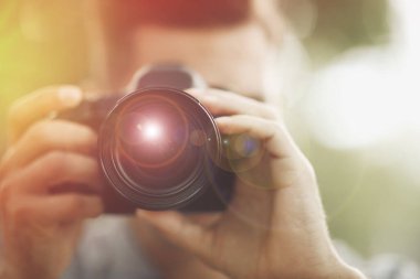 Profesyonel kamerayla dışarıda fotoğraf çeken fotoğrafçı, objektife odaklan