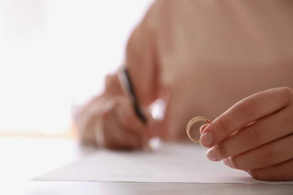 Γυναίκα Βέρα Που Υπογράφει Χαρτιά Διαζυγίου Στο Τραπέζι Κοντινό Πλάνο — Φωτογραφία Αρχείου