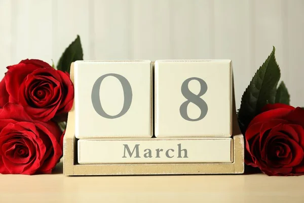 Houten Blokkenkalender Met Datum Maart Rozen Tafel Tegen Lichte Achtergrond — Stockfoto