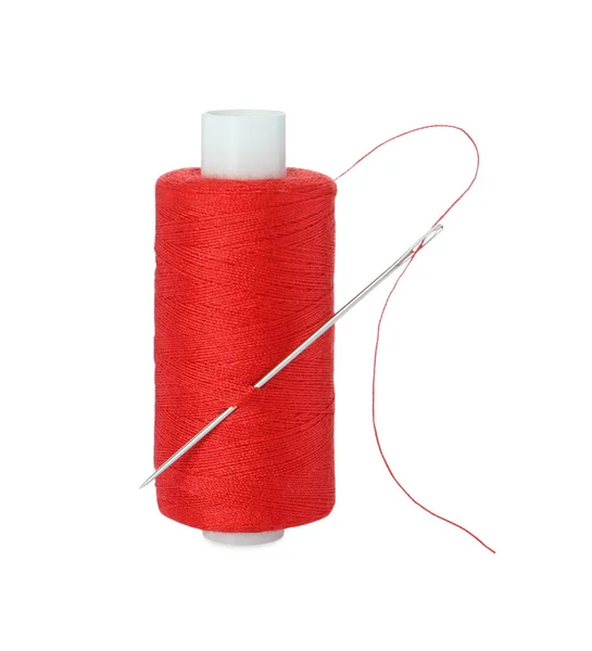 白に隔離された針で赤い縫製糸のスプール — ストック写真