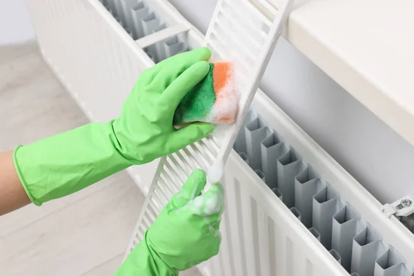 Vrouw Wassen Radiator Grill Met Spons Wasmiddel Binnen Close — Stockfoto